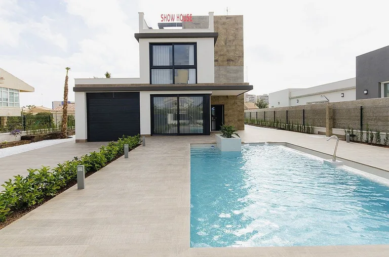 VILLAS DE OBRA NUEVA A 250 m DE LA PLAYA EN CAMPOAMOR