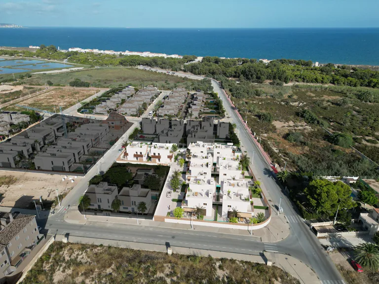 Nuevas villas adosadas junto al mar en La Marina - Playa El Pinet