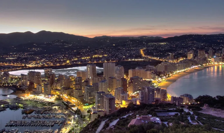Áticos de Lujo de Obra Nueva con Vistas al Mar en Calpe