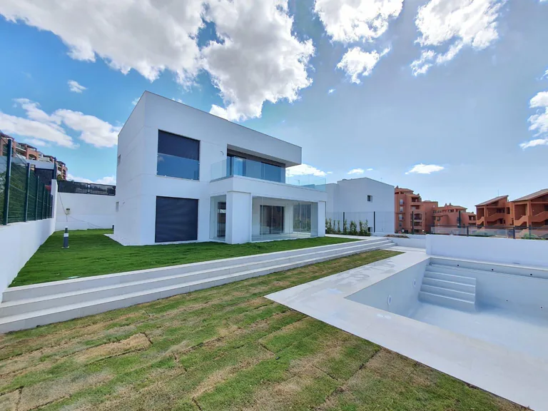 Villas Modernos de Obra Nueva en la Duquesa, Manilva.