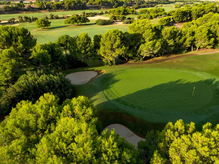 Villas de nueva construcción en primera línea de Lo Romero Golf