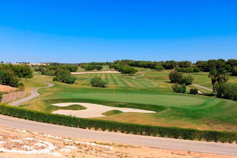 Villas de nueva construcción en primera línea de Lo Romero Golf