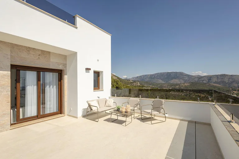 Impresionantes villas de nueva construcción en Polop con vistas al mar