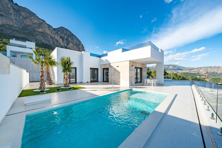 Impresionantes villas de nueva construcción en Polop con vistas al mar