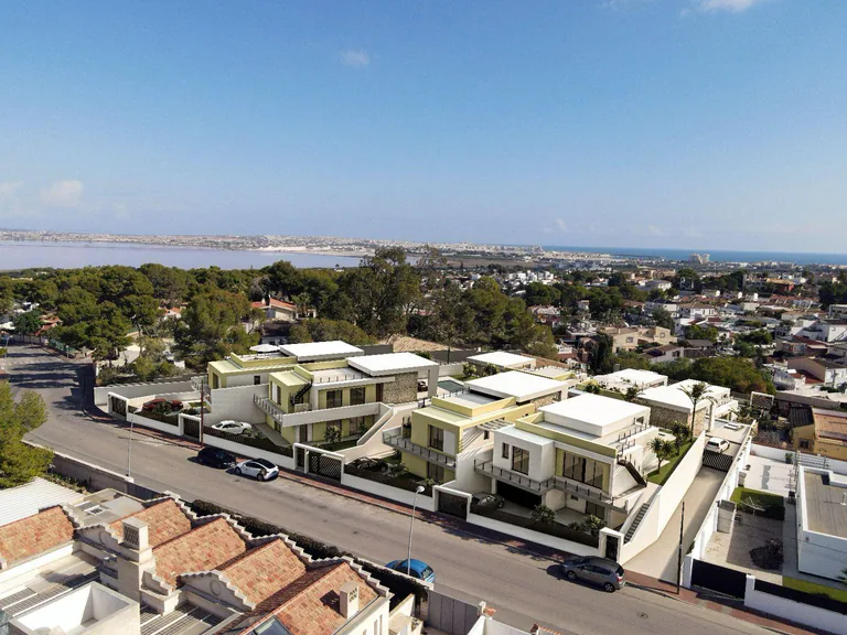 Chalets de obra nueva de una planta con piscina privada en Torrevieja