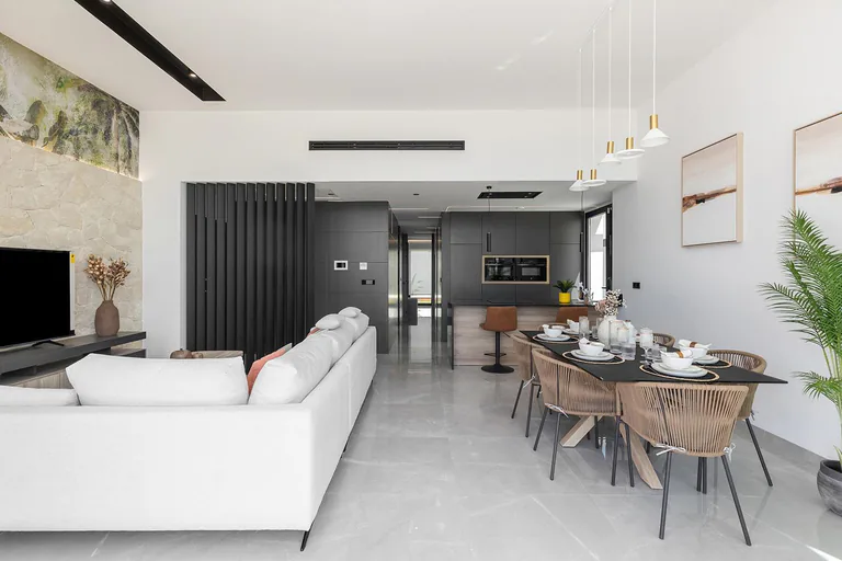 Chalets de obra nueva de una planta con piscina privada en Torrevieja