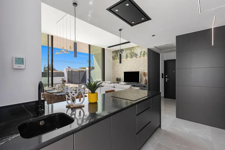 Chalets de obra nueva de una planta con piscina privada en Torrevieja