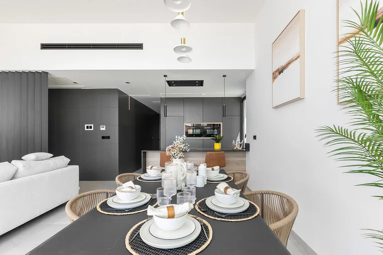 Chalets de obra nueva de una planta con piscina privada en Torrevieja