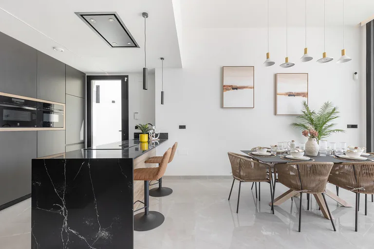 Chalets de obra nueva de una planta con piscina privada en Torrevieja