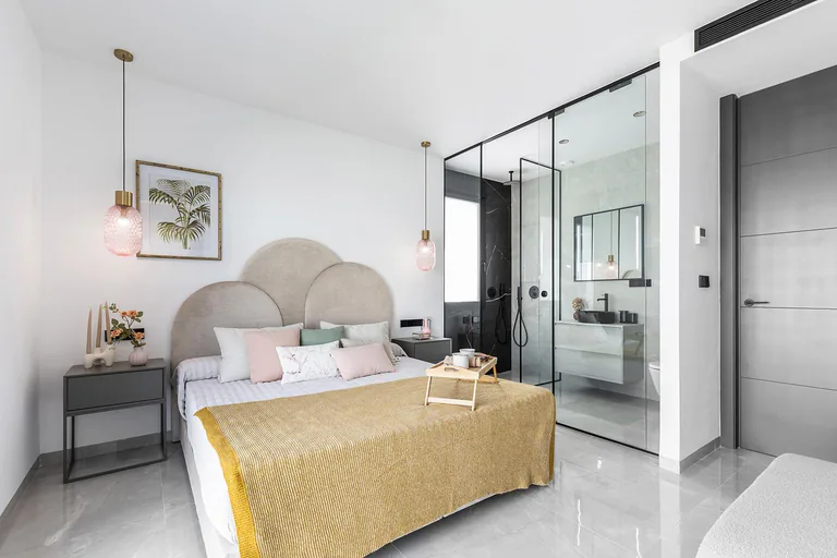 Chalets de obra nueva de una planta con piscina privada en Torrevieja