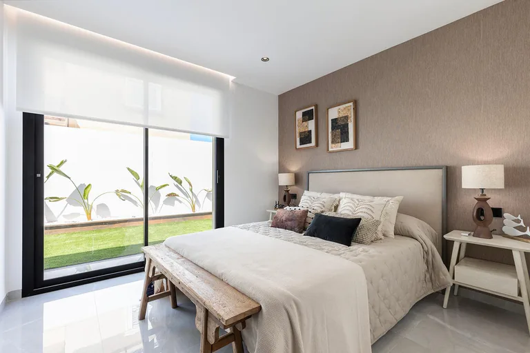 Chalets de obra nueva de una planta con piscina privada en Torrevieja