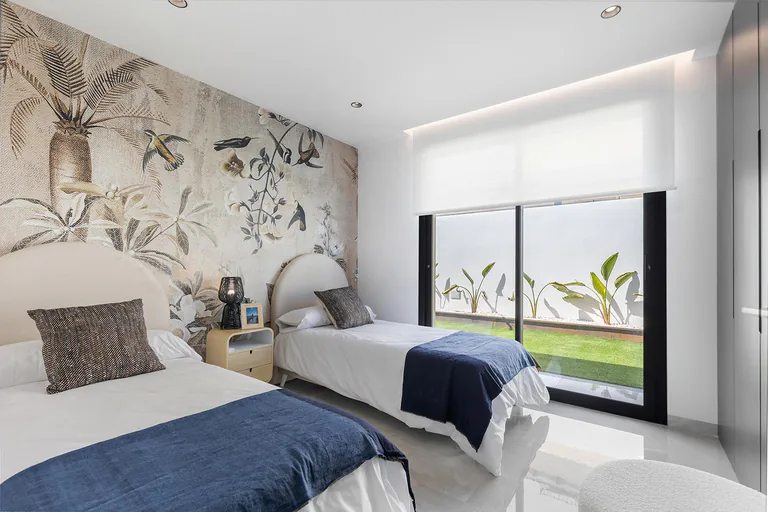 Chalets de obra nueva de una planta con piscina privada en Torrevieja