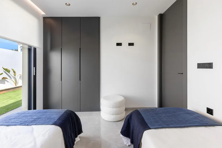 Chalets de obra nueva de una planta con piscina privada en Torrevieja