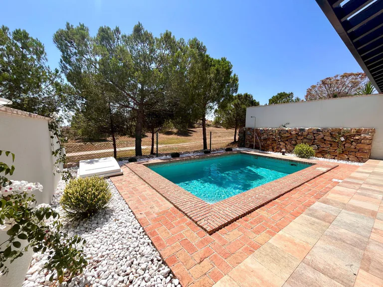 Elegantes adosados de una planta con piscina privada en Peraleja Golf Resort - Costa Cálida