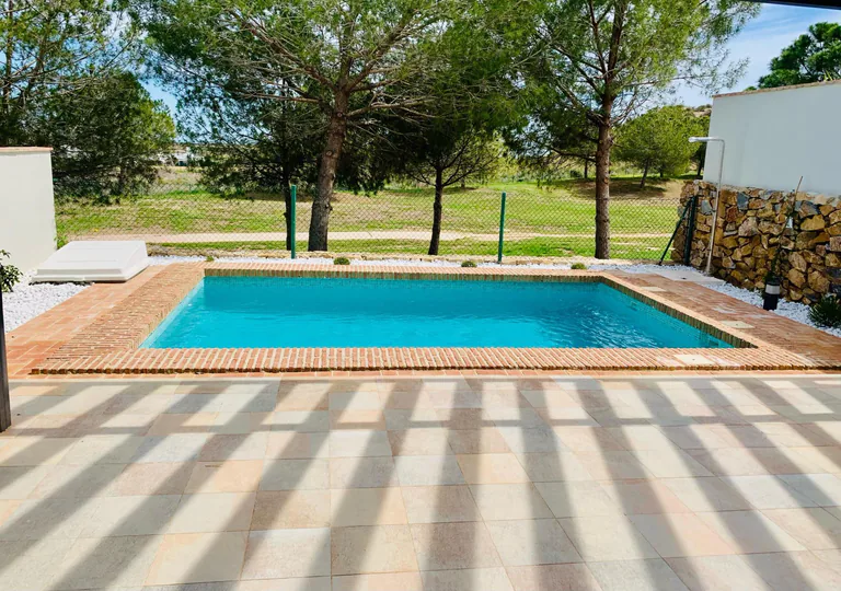 Elegantes adosados de una planta con piscina privada en Peraleja Golf Resort - Costa Cálida