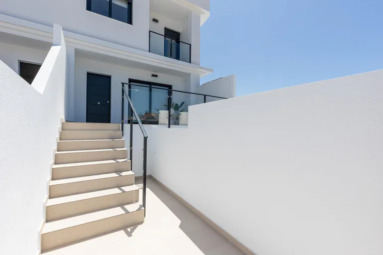 Modernas casas adosadas con solárium y sótano en Rafal, Alicante