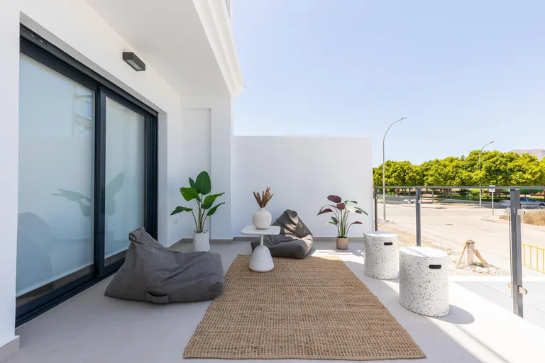 Modernas casas adosadas con solárium y sótano en Rafal, Alicante