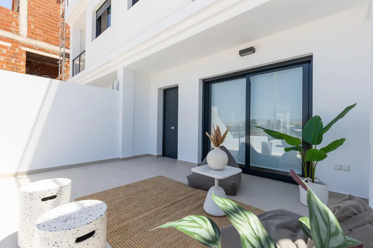 Modernas casas adosadas con solárium y sótano en Rafal, Alicante