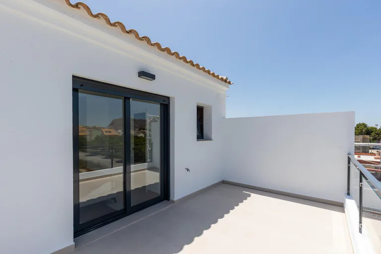 Modernas casas adosadas con solárium y sótano en Rafal, Alicante