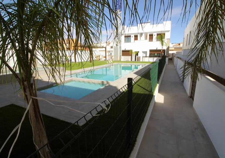 Modernas casas adosadas y pareadas en Pilar de la Horadada