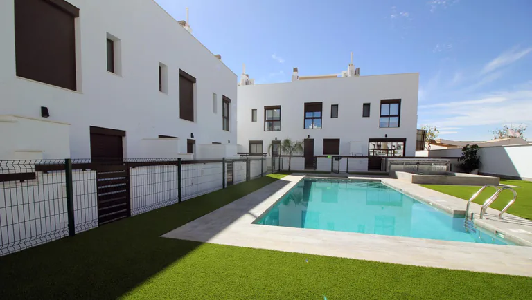 Modernas casas adosadas y pareadas en Pilar de la Horadada