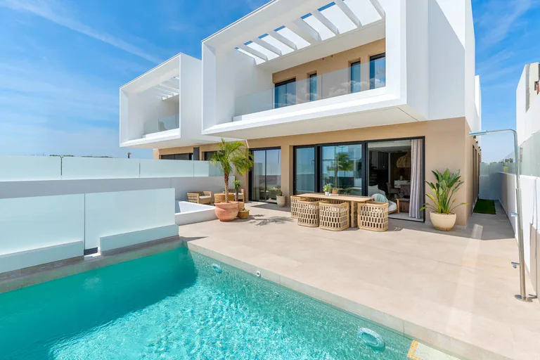 Villas adosadas y pareadas de nueva construcción en Dolores, Alicante