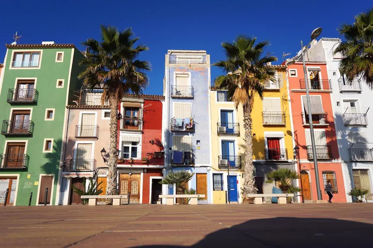 Apartamentos y áticos exclusivos frente al mar en Villajoyosa con vistas panorámicas al Mediterráneo
