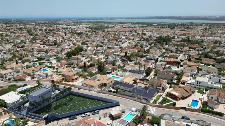 Villa de nueva construcción en Rojales: diseño moderno y ubicación privilegiada