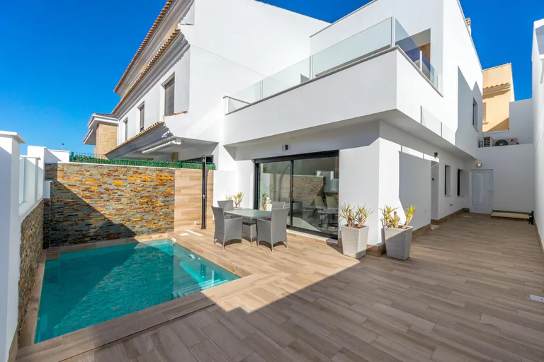 Villas adosadas de nueva construcción con piscina privada en San Pedro del Pinatar