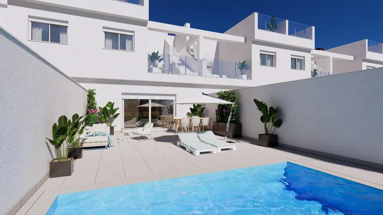 Casas adosadas de nueva construcción en primera línea de La Serena Golf en Los Alcázares