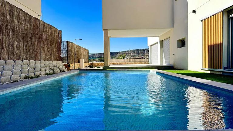 VILLA DE DISEñO MODERNO CON VISTAS AL GOLF