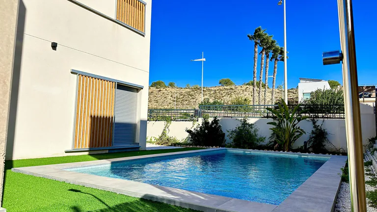 VILLA DE DISEñO MODERNO CON VISTAS AL GOLF