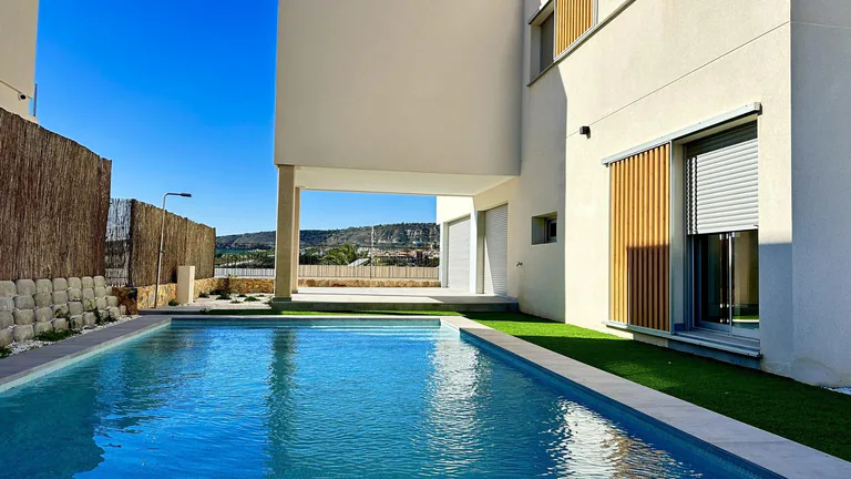 VILLA DE DISEñO MODERNO CON VISTAS AL GOLF