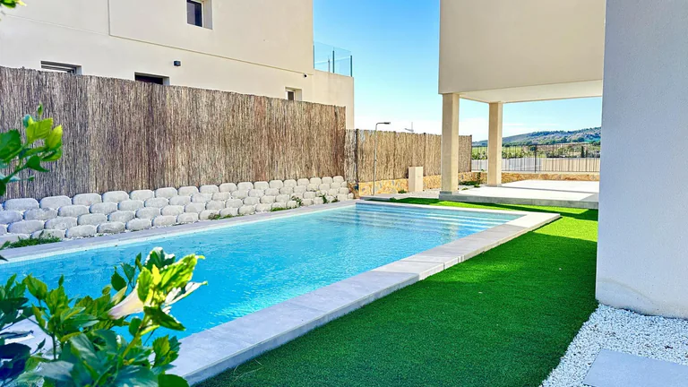 VILLA DE DISEñO MODERNO CON VISTAS AL GOLF