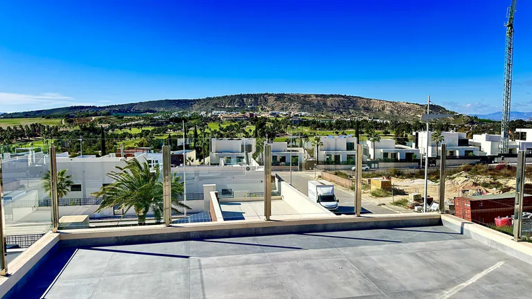 VILLA DE DISEñO MODERNO CON VISTAS AL GOLF