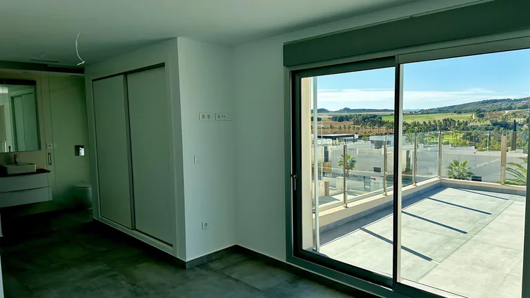 VILLA DE DISEñO MODERNO CON VISTAS AL GOLF