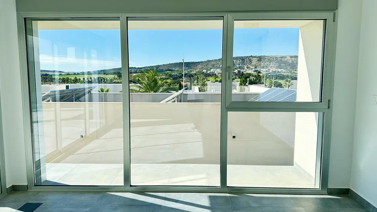 VILLA DE DISEñO MODERNO CON VISTAS AL GOLF