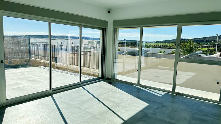 VILLA DE DISEñO MODERNO CON VISTAS AL GOLF