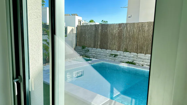 VILLA DE DISEñO MODERNO CON VISTAS AL GOLF