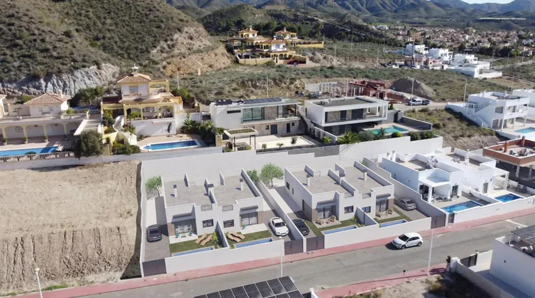 Villas independientes de nueva construcción con piscina privada en el Country Club de Mazarrón