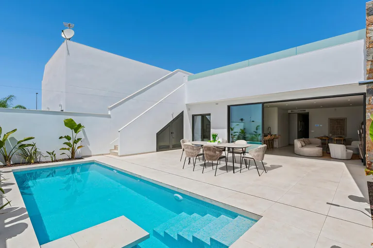Villas de nueva construcción cerca de Serena Golf en Los Alcázares