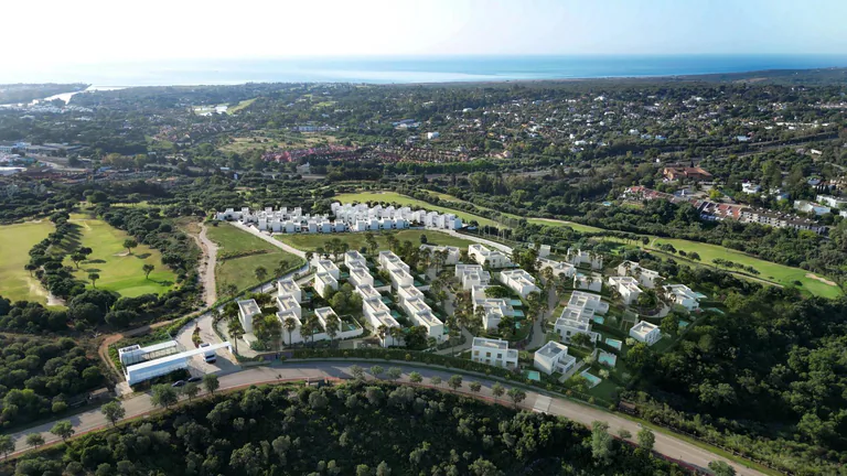 Villas de lujo de nueva construcción en Sotogrande Alto con jardín y piscina privados