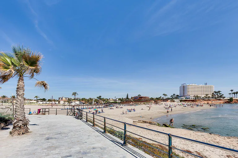 Villa en La Zenia que redefine el concepto de lujo mediterráneo