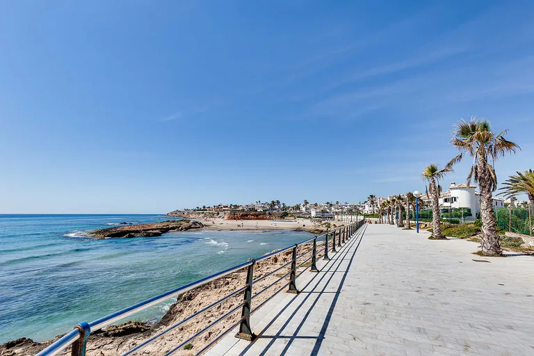 Villa en La Zenia que redefine el concepto de lujo mediterráneo