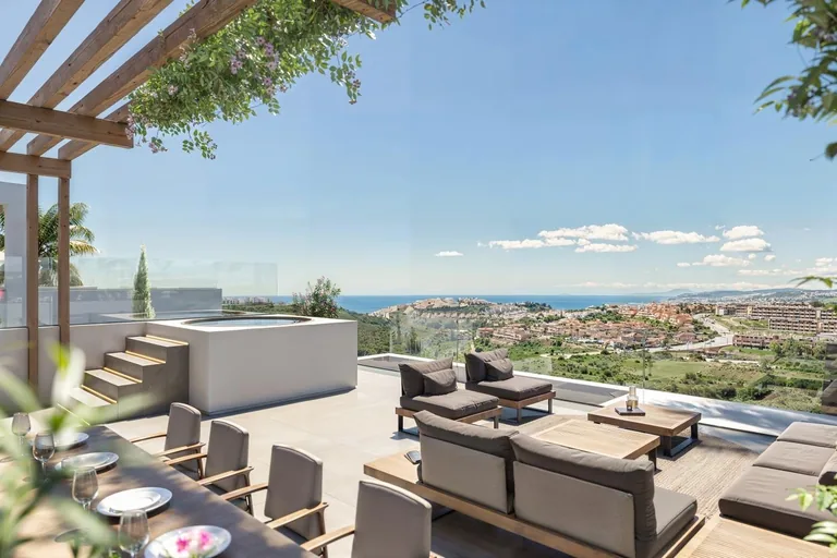 Villas de lujo de nueva construcción junto a Finca Cortesín con vistas al mar