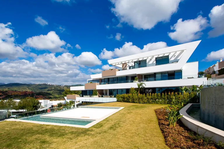 Urbanización de Lujo en Marbella con Vistas al Mar