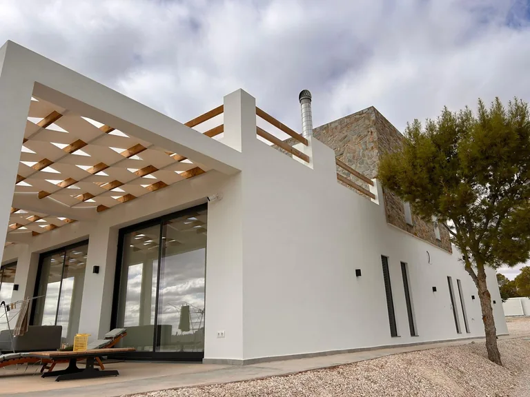 Nowe wille budowane na zamówienie w Pinoso (Alicante): przestronne domy w otoczeniu natury